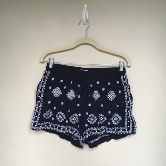 Crown & Ivy ~ embroidered shorts - Picture 1 of 5
